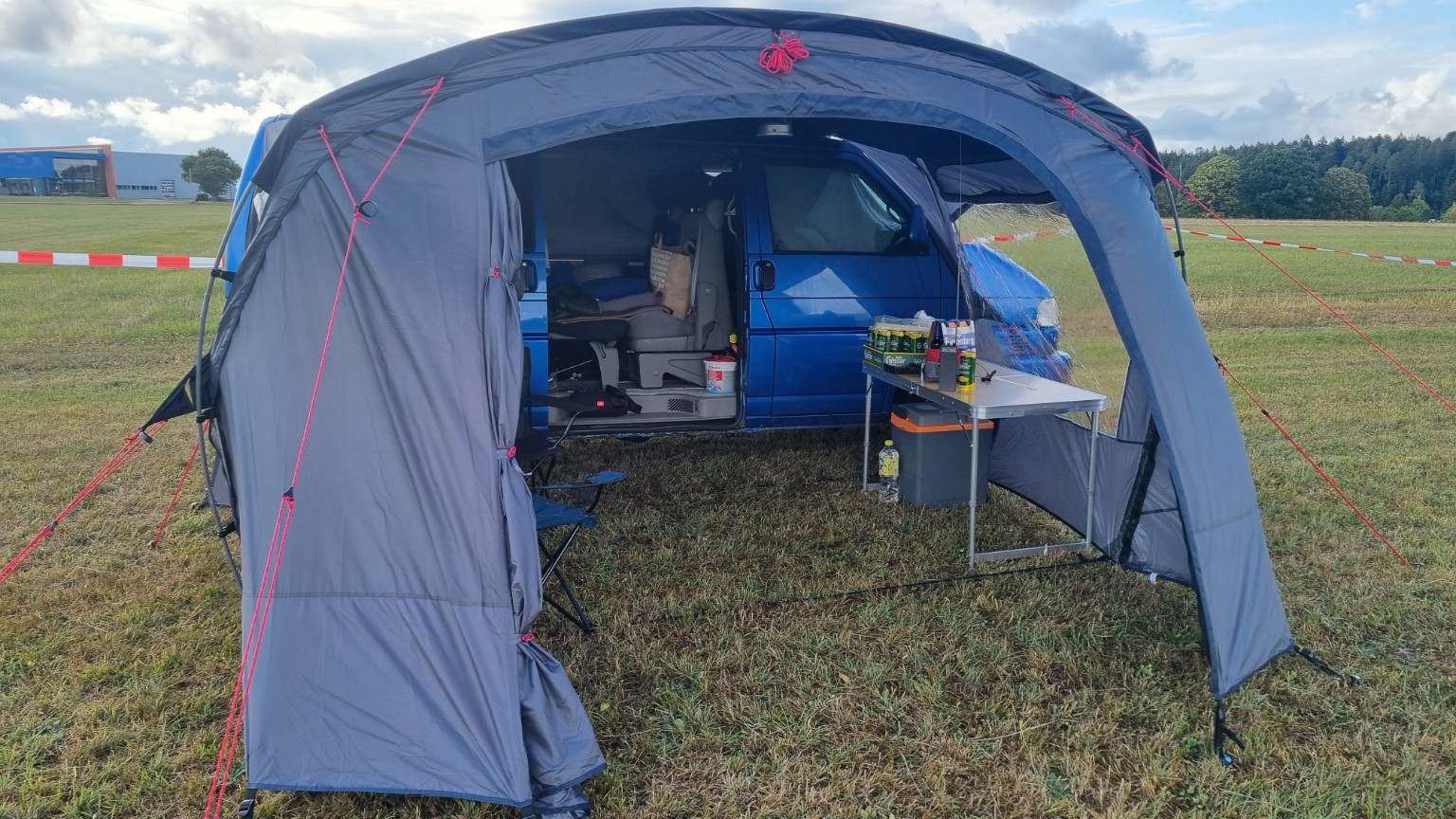 VW T4 mit Vorzelt und ZETTL Funkgerät auf dem Tisch