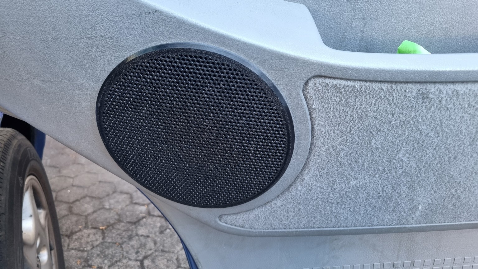 Fertiges Lautsprechergitter im VW T4