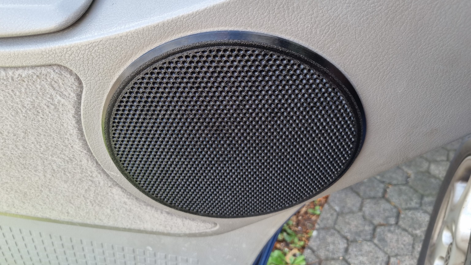 3D-gedrucktes Lautsprechergitter eingebaut